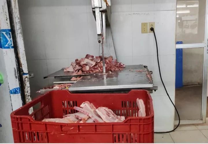 En algunos locales encontraron carne sin la debida refrigeración. Foto. Eric Montenegro