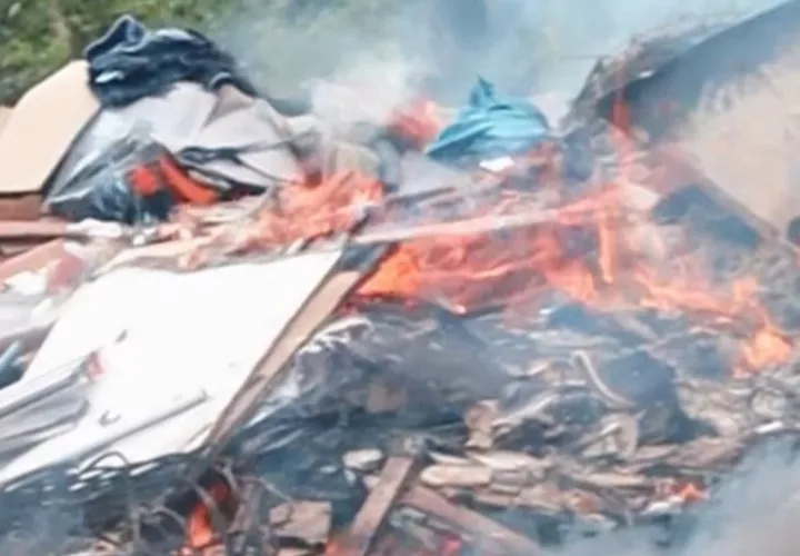 Según los vecinos, en este botadero clandestino los materiales son incinerados para extraerles el metal que poseen. Foto. Eric Montenegro