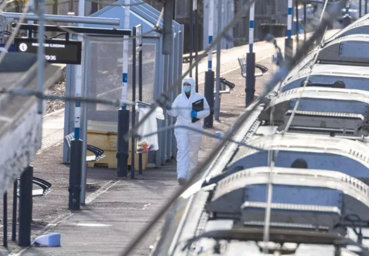 Un técnico policial trabaja en la recogida de pruebas en la estación de Huntington. Foto: EFE