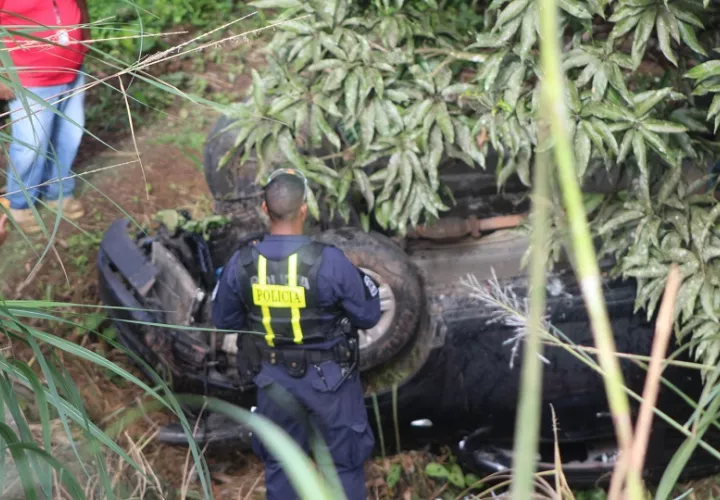 Un vehículo de color negro cayó por un barranco y el conductor Cristian Alexander Gradanos, de 48 años, falleció, luego de que su vehículo se salió de la carretera y cayera por un barranco. Foto. Eric Montenegro