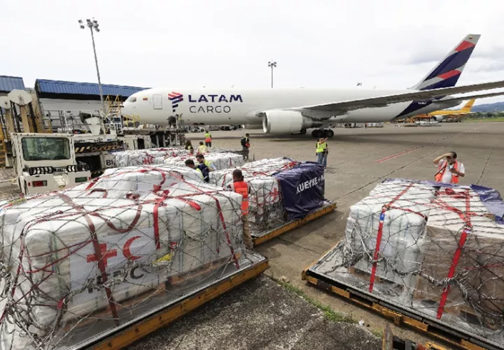 Personas ordenan objetos de ayuda humanitaria este sábado, en Ciudad de Panamá (Panamá).  Foto: EFE/ Bienvenido Velasco