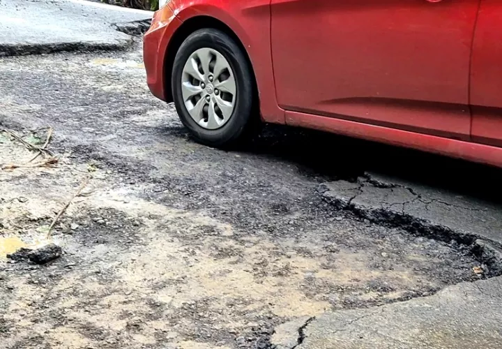 Los huecos en las cías han causado serios daños a los vehículos. Foto. Thays Domínguez