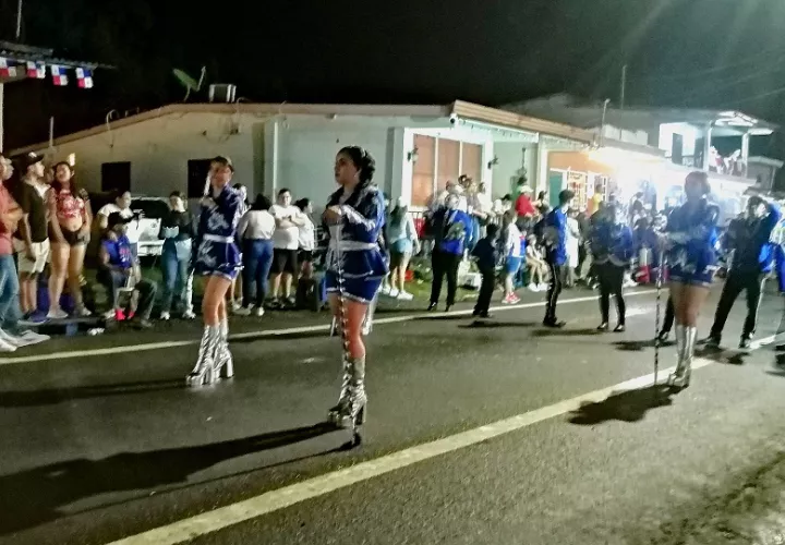 En Chitré, cerca de 15 bandas independientes desfilaron por las principales calles del distrito, compartiendo su música tradicional, coreografías y coloridos uniformes, en una jornada que llenó de energía el centro de la ciudad. Foto. Thays Domínguez