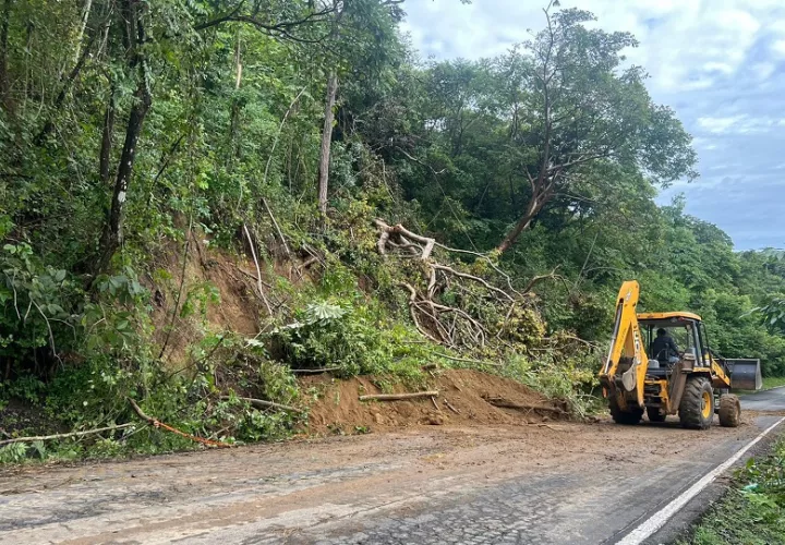 Personal técnico del Ministerio de Obras Públicas (MOP) evaluó los daños para definir las reparaciones que permitan restablecer plenamente la circulación en esta ruta.