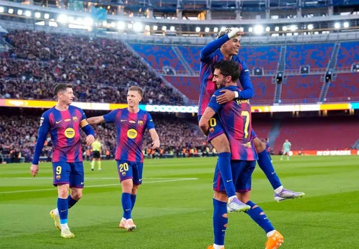 El delantero del Barcelona Ferrán Torres (d) celebra la consecución del segundo gol de su equipo durante el partido de LaLiga entre el Barcelona y el Athletic Club. EFE