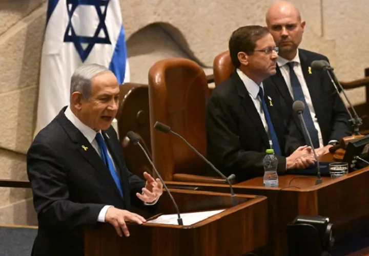 Benjamin Netanyahu (I), en la apertura de la sesión número 25 de la Knesset y el presidente israelí, Isaac Herzog (C). EFE