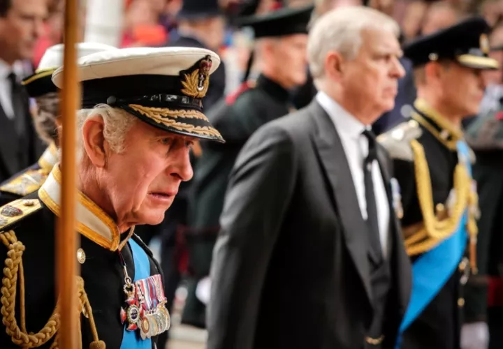 El rey Carlos III y el príncipe Andrés. Foto: EFE / EPA /Olivier Hoslet 