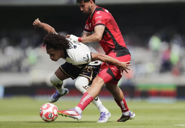  Adalberto Carrasquilla (i) de Pumas disputa un balón con Jesús Gómez de Tijuana. Foto: EFE
