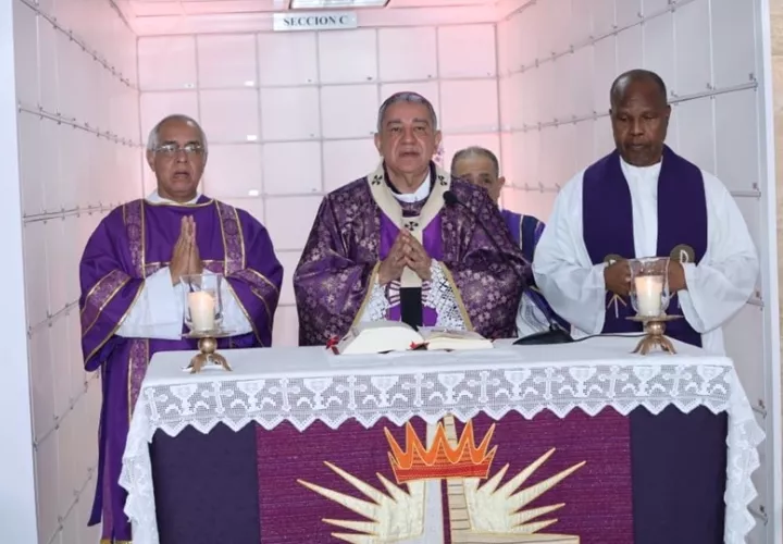 Monseñor Ulloa recalcó que las criptas no son lugares de tristeza, sino espacios de oración. Foto: Cortesía