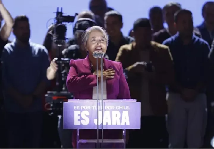 La candidata presidencial del pacto Unidad por Chile, Jeannette Jara, en el acto de cierre de campaña, en Santiago, el pasado martes. Foto: EFE/ Elvis González