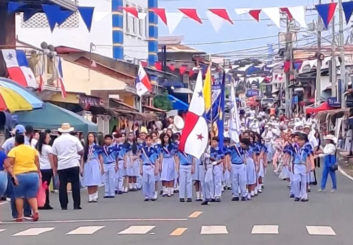 En el desfile participaron  más de 40 delegaciones estudiantiles y bandas independientes, tanto locales como provenientes de otras provincias. Foto. Thays Domínguez