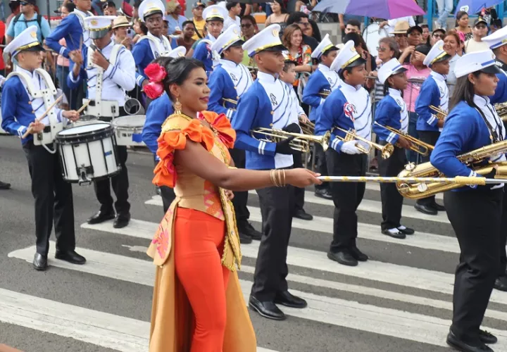 Debido a la masiva asistencia de bandas escolares, la Junta de Festejos y Efemérides Patrias tomó la decisión de no incluir en el desfile del 28 de noviembre a las bandas independientes. Foto. Eric Montenegro