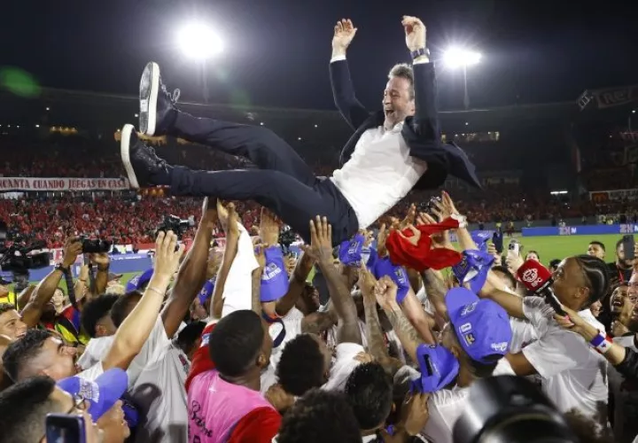 Thomas Christiansen celebra con los jugadores. Foto: EFE