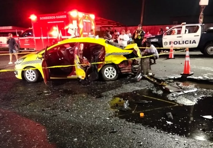 El incidente provocó un fuerte tranque a la altura de la comunidad de Villa del Caribe, en el corregimiento de Cristóbal Este, en las afueras de la ciudad de Colón. Foto. Diómedes Sánchez