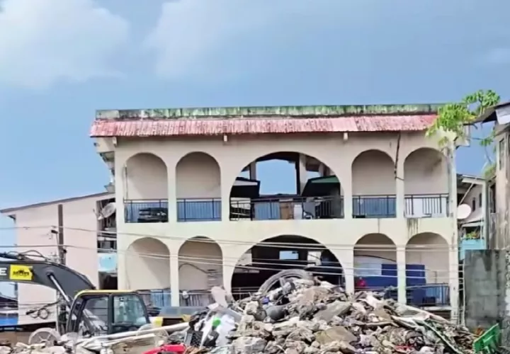 En el caso de este edificio, la demolición generó empleo temporal para colonenses, además de ingresos por la recuperación y venta de hierro. Foto. Diómedes Sánchez