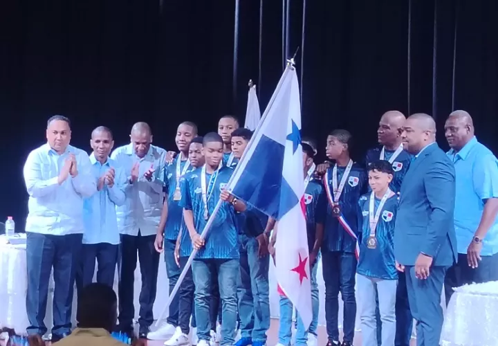 Los abanderados en Colón fuero los jóvenes del equipo de baloncesto del colegio Abel Bravo,  ganadores de la medalla de oro de los juegos Codicader 2025. Foto. Diómedes Sánchez