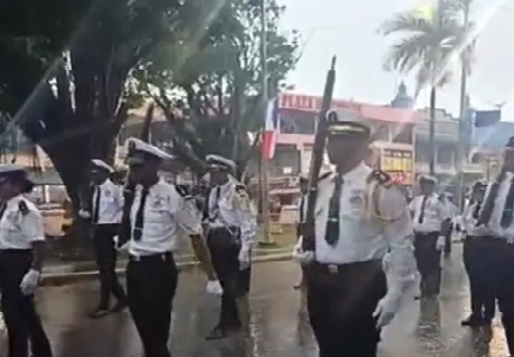 El mal tiempo en la Costa Atlántica no permitió que se continuara con el desfile de las delegaciones estudiantiles. Foto. Diómedes Sánchez