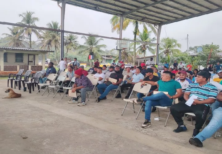 Este sábado, muchos colonenses se han trasladado hacia esta población de Miguel de la Borda, desde diferentes partes de la provincia de Colón, en busca de una oportunidad laboral.  Foto. Diómedes Sánchez