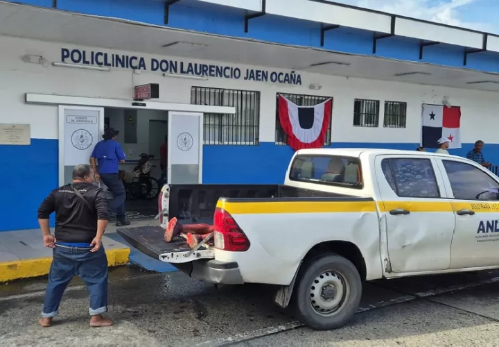 El cuerpo del occiso quedó en las instalaciones de la Policlínica de Sabanitas para que se realizara el levantamiento por parte de los funcionarios de criminalística. Foto. Diómedes Sánchez