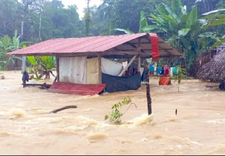 El desbordamiento de las corrientes provocó que el agua llegara a las viviendas, arrasando con los bienes materiales y generando serios daños en los hogares. Foto. Sinaproc