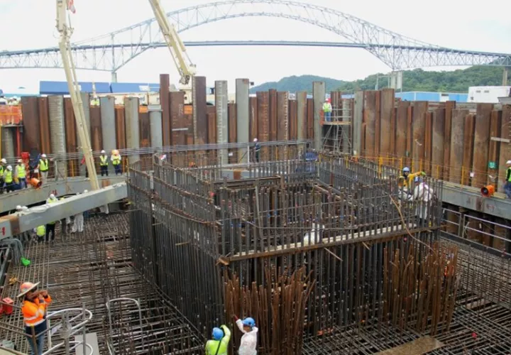 Este fin de semana se vació 1,600 m³ de concreto en la pila M3 del Cuarto Puente sobre el Canal. Foto: Cortesía/ MOP