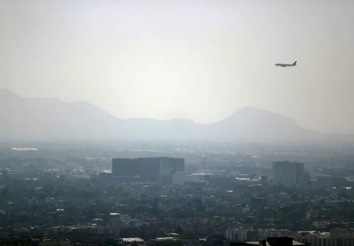 Capa de contaminación sobre la Ciudad de México (México). EFE/ Isaac Esquivel