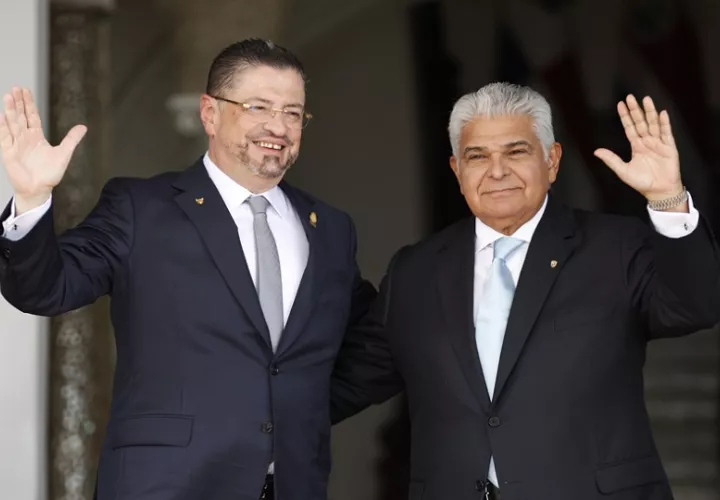 El presidente de Costa Rica, Rodrigo Chaves Robles junto a su homólogo de Panamá, José Raúl Mulino, en Ciudad de Panamá. Archivo/EFE