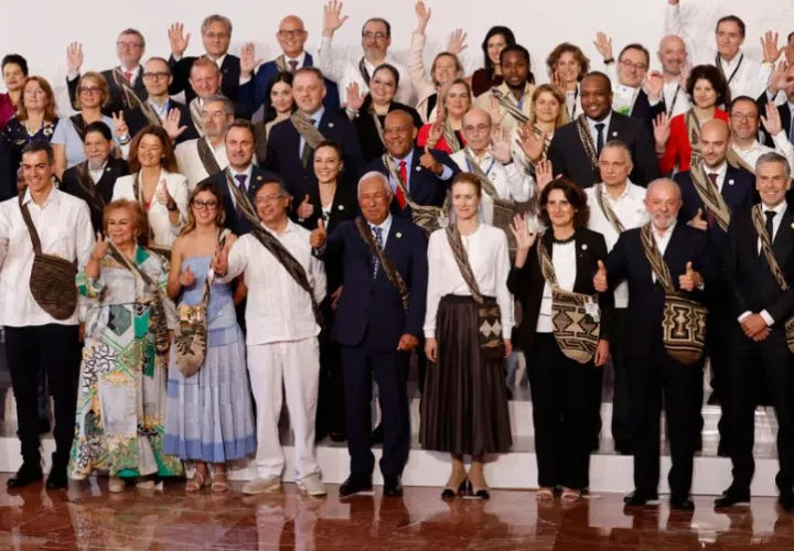 El presidente de Colombia Gustavo Petro (ci), acompañado de los asistentes a la ceremonia de apertura de la IV Cumbre CELAC-UE. Foto: EFE