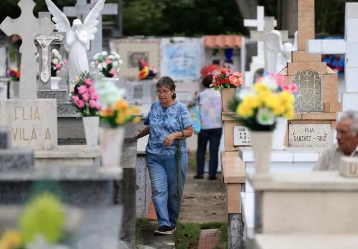 Personas visitan el cementerio municipal con motivo del Día de Muertos este domingo, en La Chorrera. Foto: EFE