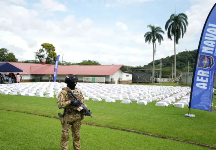 Un integrante del Servicio Aeronaval de Panamá custodia paquetes de cocaína incautados. Foto: EFE