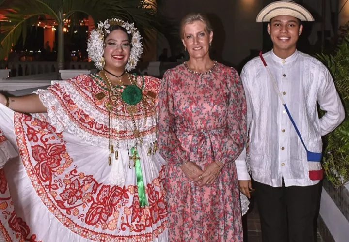 La duquesa de Edimburgo disfrutó de una pieza típica. Foto: Cortesía/Embajada de Reino Unido