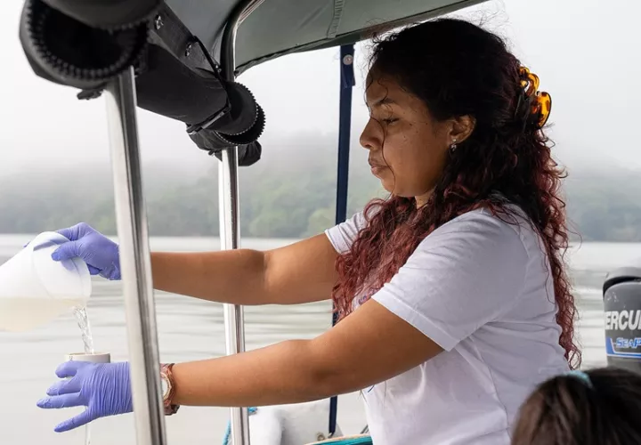 Tesistas recolectan muestras de plancton. Foto: EFE