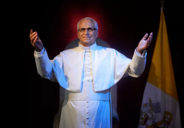 Figura del Papa León XIV en el Museo de Cera de Madrid, este miércoles. Foto: EFE / Borja Sánchez-trillo