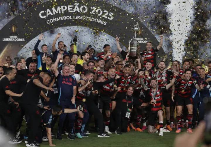 Jugadores del Flamengo festejan el título de Copa Libertadores. Foto: EFE