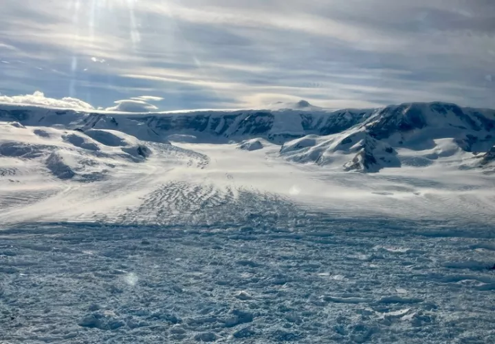 El glaciar Hektoria en febrero de 2024 durante el trabajo de campo en la bahía Larsen B en la Antártida. Foto: Naomi Ochwat