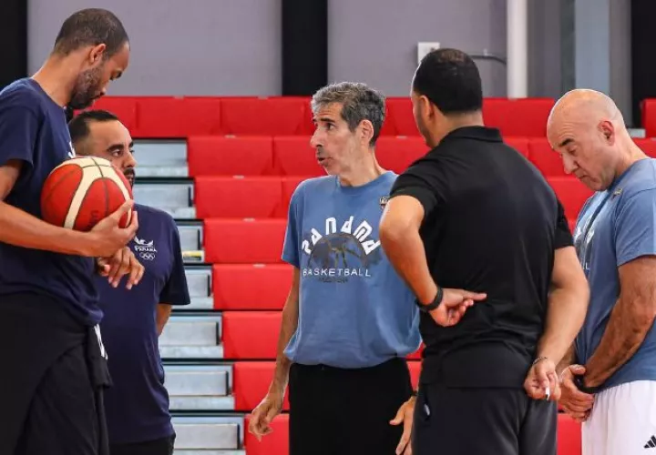 Gonzalo García (cent.), técnico de la selección de baloncesto de Panamá. Foto: Fepaba