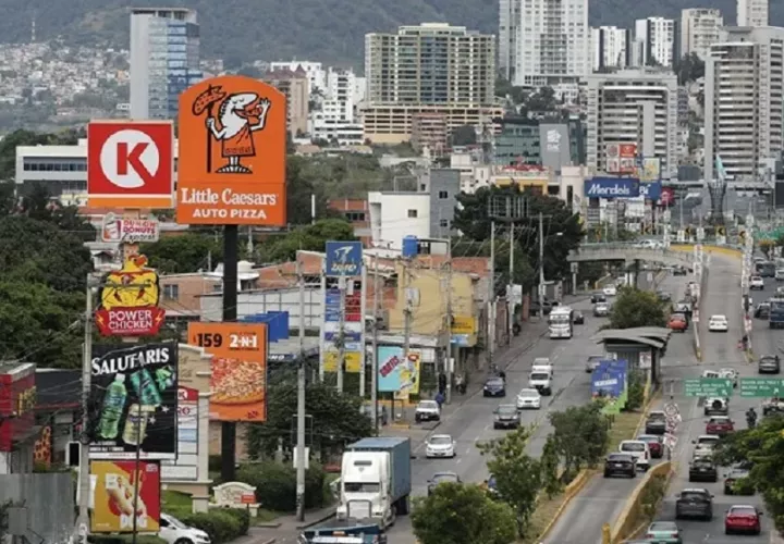 Fotografía de una avenida, en Tegucigalpa (Honduras). Foto: EFE/ Gustavo Amador