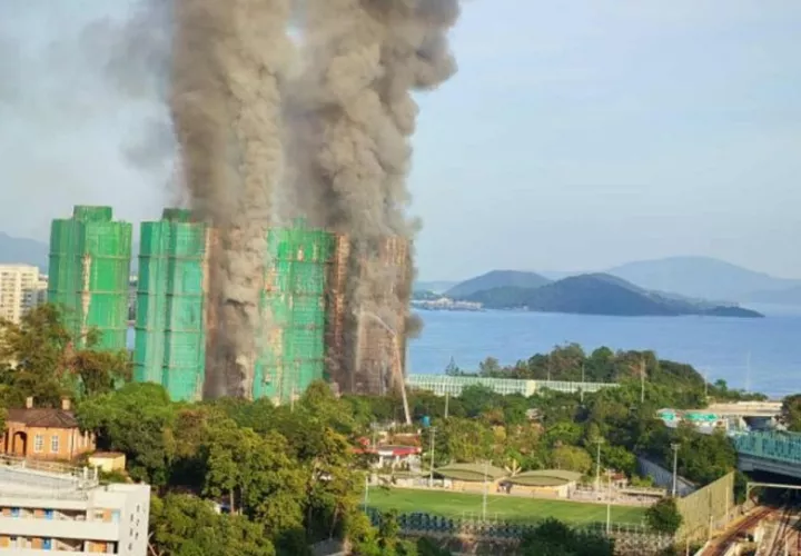El incendio ha supuesto la movilización de más de 140 camiones de bomberos. Foto: EFE