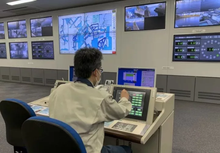 Un centro de control desde el que se controla en remoto el funcionamiento de algunos mecanismos, como las compuertas de los canales por posibles terremotos. Foto: EFE