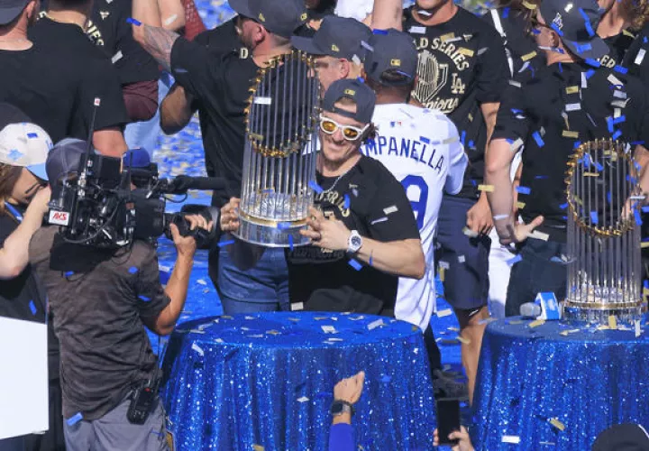  Kike Hernández (c) de Los Dodgers de Los Ángeles levanta el trofeo por el título de la Serie Mundial de béisbol 2025 . Foto:EFE