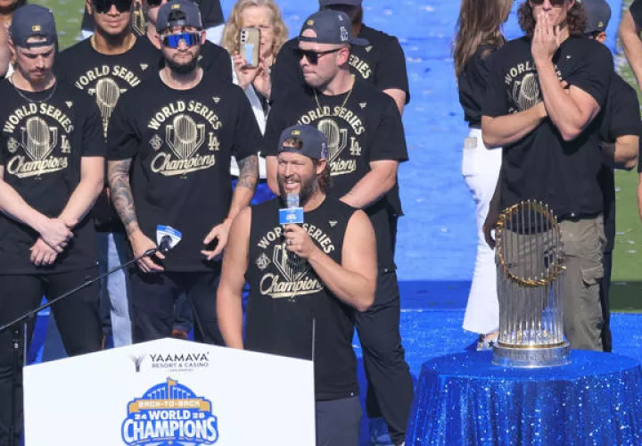 Clayton Kershaw (c) de Los Dodgers de Los Ángeles habla durante el festejo por el título de la Serie Mundial de béisbol 2025 . Foto:EFE