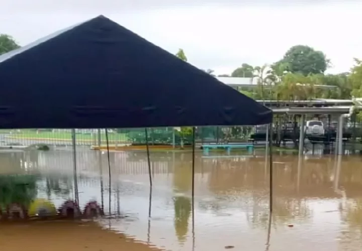 Las instalaciones del Colegio La Salle, en Margaritas inundadas por las fuertes lluvias de las últimas horas.  Foto. Diómedes  Sánchez