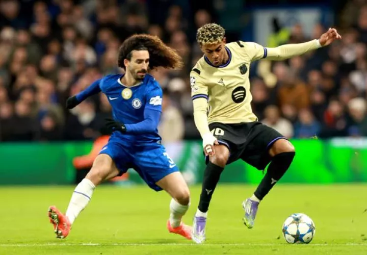 El jugador del Chelsea, Marc Cucurella, disputa el balón contra  Lamine Yamal, del Barcelona. Foto: EFE