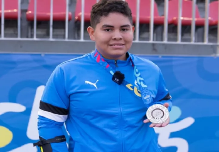 Juan Diego Pérez con su medalla de plata. Foto: Pandeportes