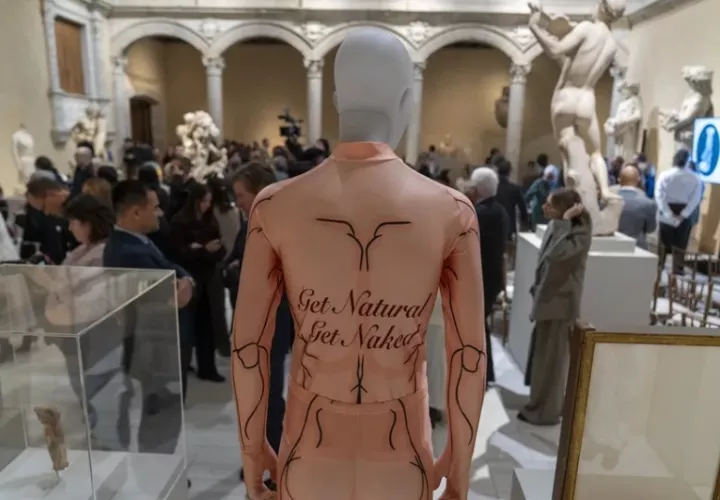 Traje que forman parte de la exposición del Costume Institute de primavera de 2026. Foto: EFE / Ángel Colmenares 