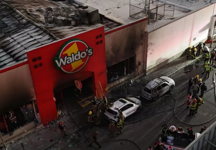 Bomberos controlan un incendio en una tienda comercial en la ciudad de Hermosillo en Sonora (México). Foto: EFE