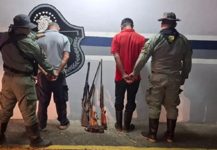 Los detenidos además de las armas tenían bolsas con restos de carne de saíno, especie protegida.  Foto. Cortesía MiAmbiente