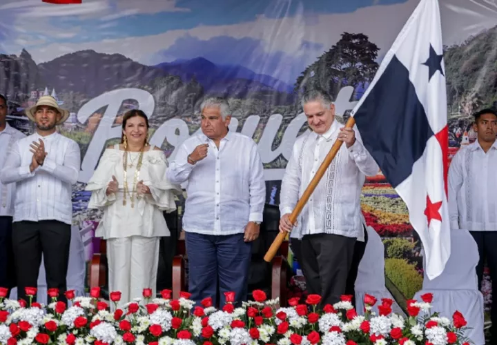 El ministro  Juan Carlos Orillac  es el abanderado de la fecha.  Foto: Presidencia