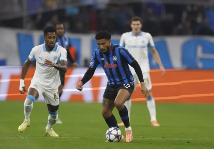 El panameño Michael Amir Murillo del Marsella (izq.) acecha al jugador Ederson del Atalanta. Foto: EFE