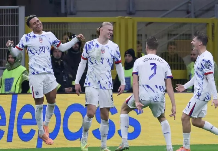 Erling Haaland (9) y sus compañeros de Noruega, celebran. Foto:EFE
